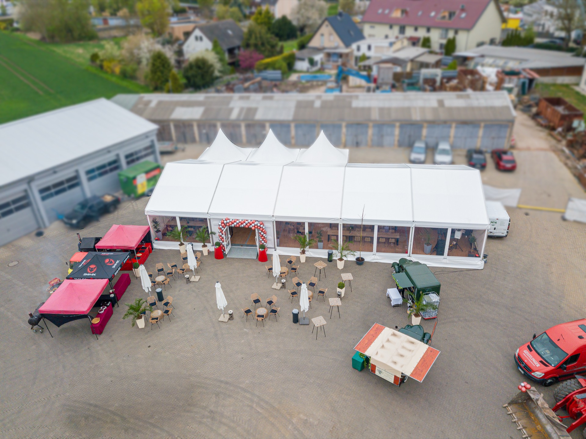 Festzelt mit Pagoden von Partyfuchs aus der Luft